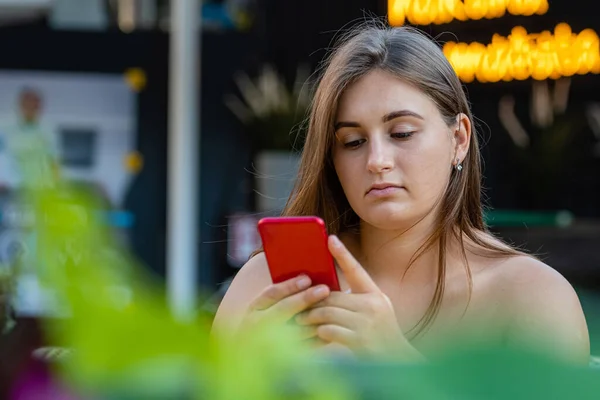 Jeune Femme Utilisant Téléphone Mobile Communication Regardant Écran Numérique Assis — Photo