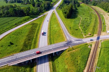 Letonya ulusal otoyolu A1 'in (Skulte, Letonya yakınlarındaki Avrupa rotası E67 - Via Baltica' nın bir parçası) çok katlı kesişiminin havadan üst görüntüsü