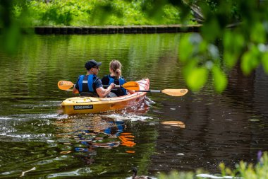 Riga, Letonya - 3 Temmuz 2020: Daugava nehri ve eski şehrin etrafındaki kanal gezisi