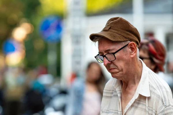 Рига Латвия Августа 2020 Года Портрет Заботливого Пожилого Человека Очках — стоковое фото