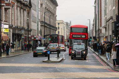Londra, İngiltere, İngiltere - 31 Aralık 2019: Taksi ve kırmızı çift katlı otobüslerle Londra şehir merkezinde trafik