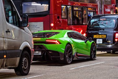 Londra, İngiltere, İngiltere - 31 Aralık 2019: Londra şehir merkezinde trafik sıkışıklığı ve akşam saatlerinde pahalı yeşil süper araba - görüntü