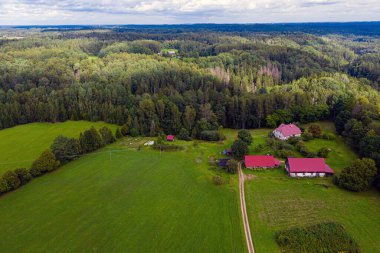Cesis yakınlarında, Gauja Ulusal Parkı 'nın bölgesindeki cennet gibi Letonya kırsalları yukarıdan görünüyor.