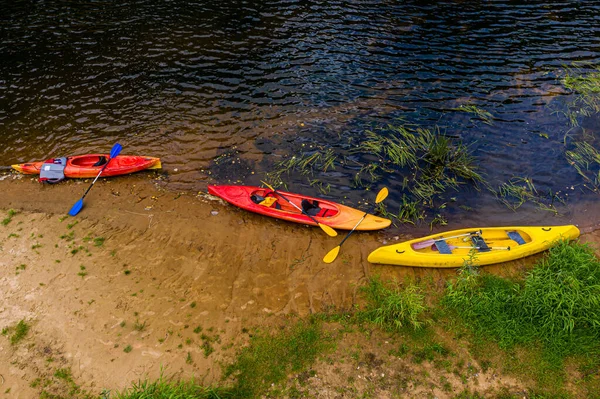 Caiaques Vazios Multicoloridos Canoas Margem Rio Vista Cima Para Baixo — Fotografia de Stock