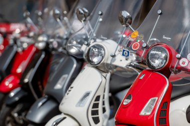 RIGA, LATVIA - 4 Mayıs 2019: Şehrin merkez meydanına park edilmiş klasik Vespa scooter sırası