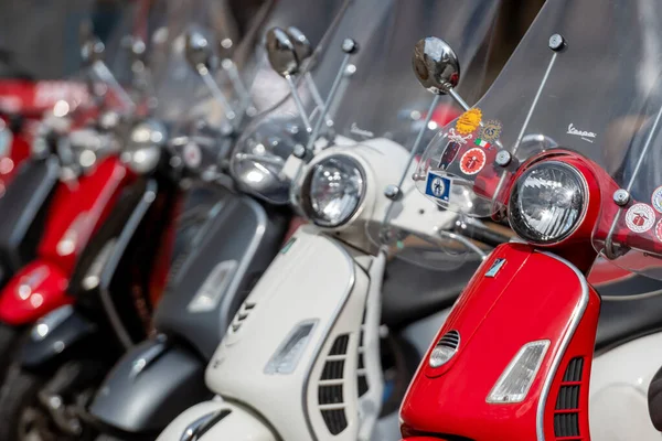 RIGA, LATVIA - 4 Mayıs 2019: Şehrin merkez meydanına park edilmiş klasik Vespa scooter sırası