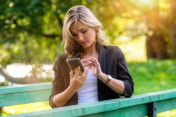 Blonde Positive Joyeuse Femme Utilisant Téléphone Mobile Jour Été — Photo