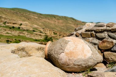 Eski mağara şehri Uplitsikhe, Georgia 'da eski bir şarap sürahisi.
