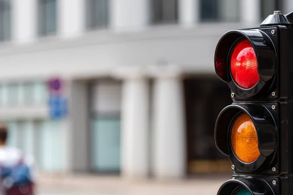 Verkehrsleitsymaphore Mit Ampel Auf Defokussiertem Stadthintergrund — Stockfoto