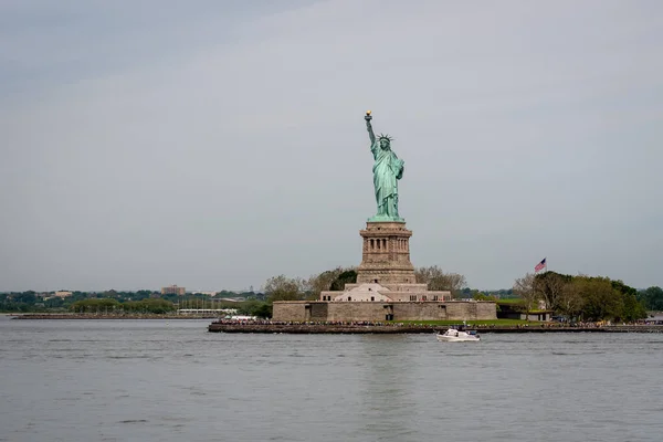 Нью Йорк Сша Червня 2019 Пором Човен Наближається Статуя Свободи — стокове фото