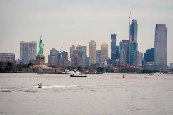 ニューヨーク アメリカ 2019年6月7日 自由の女神 リバティ島 マンタタンを背景に — ストック写真