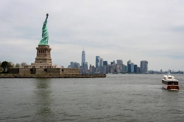 New York Usa Juni 2019 Fähre Nähert Sich Der Freiheitsstatue — Stockfoto