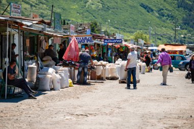 Gori, Gürcistan - 13 Haziran 2017: Gori Kalesinin eteğindeki geleneksel bit pazarı