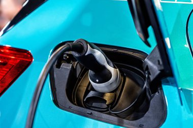 Elektrikli araba şarjı için güç kaynağı, elektrikli araba şarj istasyonu, şarj olan bir elektrikli arabaya takılan güç kaynağını kapatın.