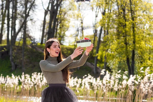 Día Soleado Ventoso Joven Sonriente Morena Emocional Recibe Regalo Sorpresa — Foto de Stock