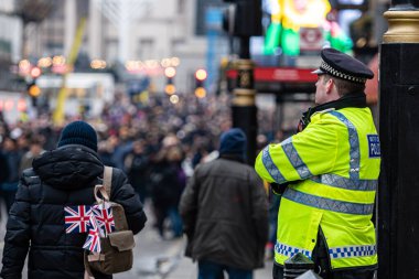 Londra, İngiltere - 1 Ocak 2020: Londra Yeni Yıl Geçit Töreni 'nde polis sokaklarda devriye geziyor