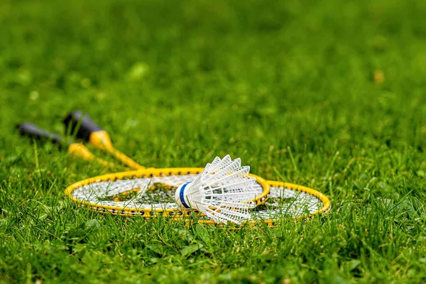 Navette Bianche Racchette Badminton Gialle Nel Prato Verde — Foto Stock