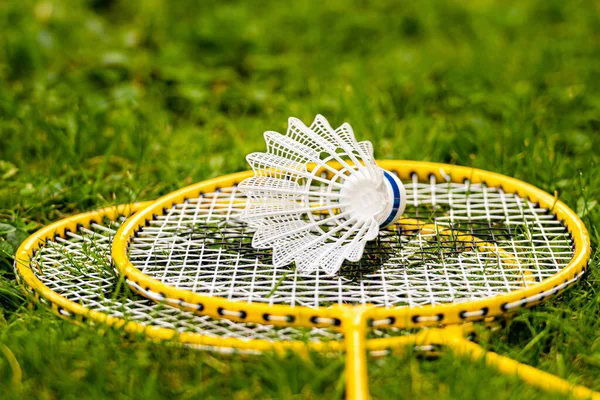 Shuttlecock Blanco Sobre Raquetas Bádminton Amarillo Prado Verde — Foto de Stock