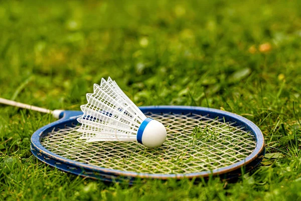 Badmintonové Rakety Shuttlecock Zelené Trávě — Stock fotografie
