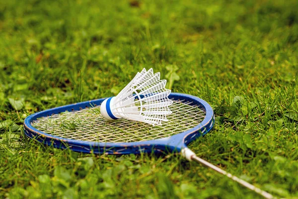 Badminton Racketar Och Skyttel Grönt Gräs — Stockfoto