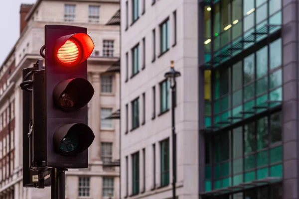 Semáforos Rojos Para Coches Sobre Fondo Borroso Edificios Imagen —  Fotos de Stock