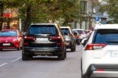 Riga, Letonya - 8 Ekim 2020: İş saatleri, arka görüş, arka ışıklar sırasında şehir merkezinde trafik yavaşladı