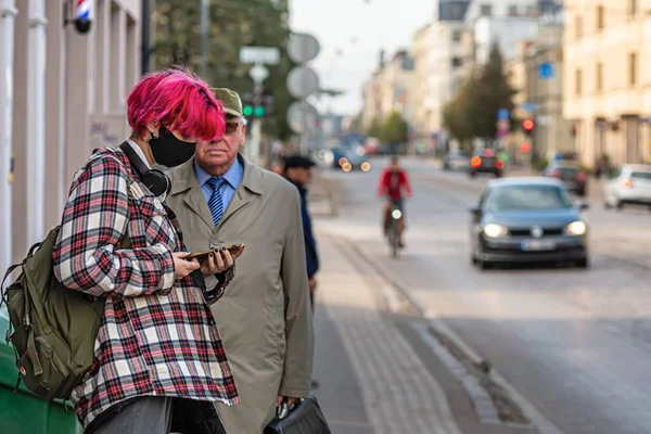 Riga Letonia Octubre 2020 Joven Con Pelo Rojo Una Máscara —  Fotos de Stock