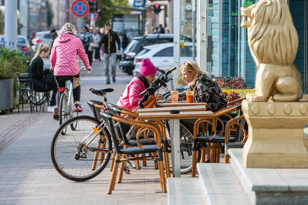 Riga Letonia Octubre 2020 Día Soleado Otoño Gente Sienta Una — Foto de Stock