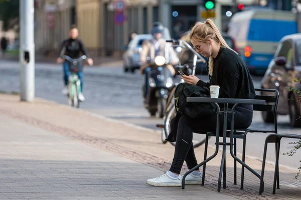 Riga Letonia Octubre 2020 Una Joven Con Gafas Sol Sienta —  Fotos de Stock