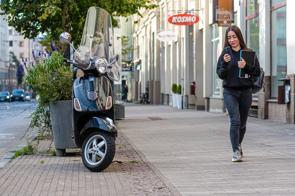 Riga Letland Oktober 2020 Zwarte Klassieke Vespa Scooter Geparkeerd Een — Stockfoto