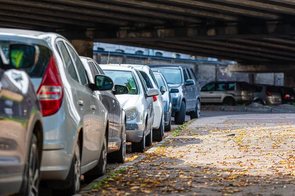 Rząd Zaparkowanych Samochodów Wzdłuż Ulicy Kolorowe Liście Klonu Drodze Chodniku — Zdjęcie stockowe