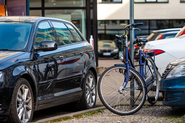 Uma Fileira Carros Bicicletas Estacionamento Fora Prédio Escritórios Close — Fotografia de Stock