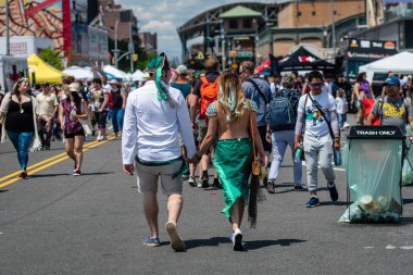 New York, ABD - 22 Haziran 2019: İnsanlar Brooklyn 'deki Coney Adaları yıllık deniz kızı geçit törenine katılıyor