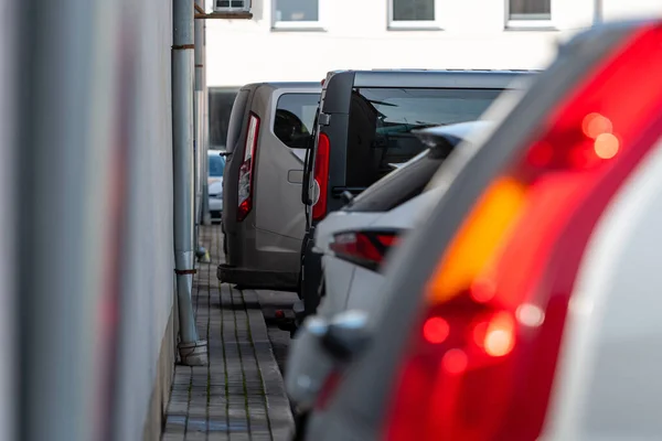 Una Fila Coches Estacionamiento Fuera Del Edificio Oficinas Primer Plano —  Fotos de Stock