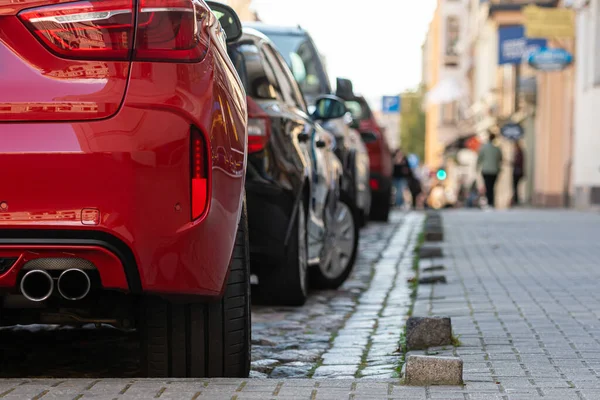 Fileiras Carros Diferentes Estacionados Longo Beira Estrada Cidade Lotada — Fotografia de Stock