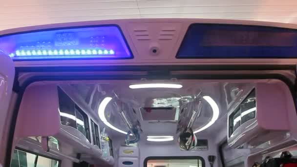 Lampi blu dell'ambulanza in funzione — Video Stock