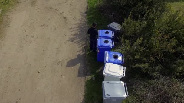 Vue aérienne de la femme faisant du recyclage — Video