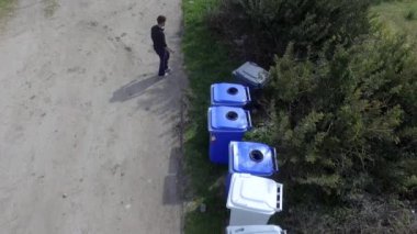 kadın geri dönüşüm yapma havadan görünümü