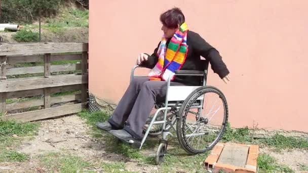 Femme folle en fauteuil roulant — Video