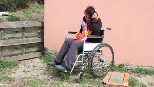 Сумасшедшая женщина на инвалидной коляске — стоковое видео