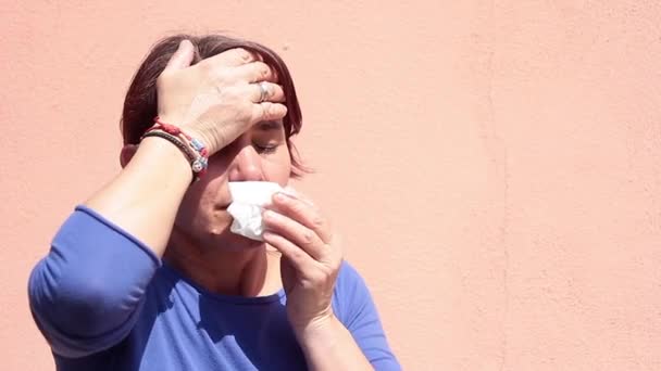 Junge Frau mit schweren Nasenbluten — Stockvideo