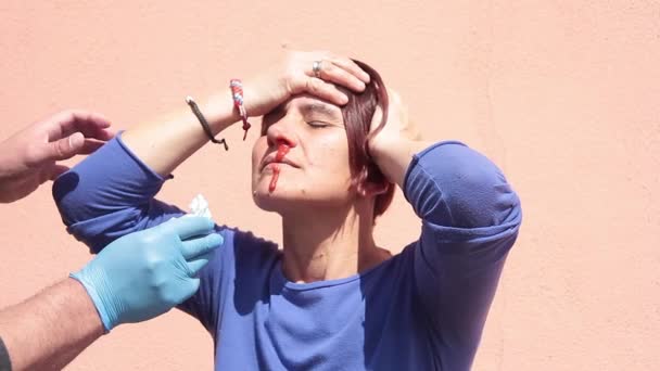 Mujer joven con hemorragias nasales pesadas — Vídeos de Stock