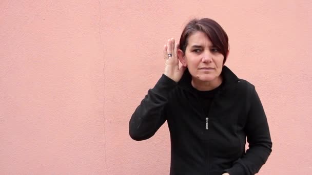 Mujer sorda tratando de entender palabras — Vídeo de stock