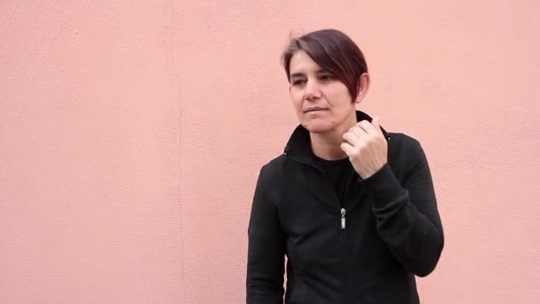 Gehörlose Frau versucht Worte zu verstehen — Stockvideo