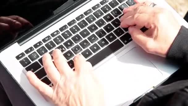 Ręce bicie na notebooka — Wideo stockowe