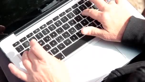 Le mani che battono su un notebook — Video Stock