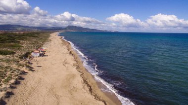 drone ile görülen kıyı şeridinde deniz dalgaları