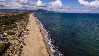 drone ile görülen kıyı şeridinde deniz dalgaları