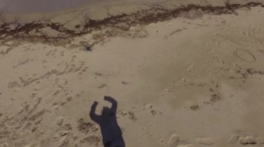 sahilde kız drone iniş kapmak