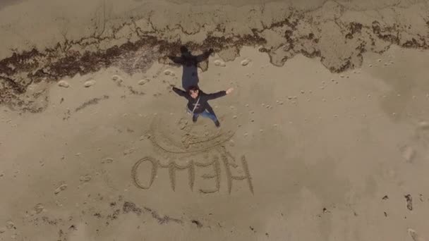 岸上的女孩谁写你好在海滩上拍摄与无人机 — 图库视频影像